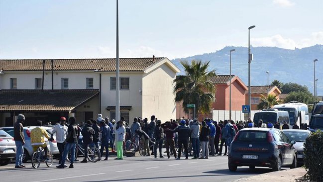 Italia inició el desalojo del mayor centro de migrantes de Europa