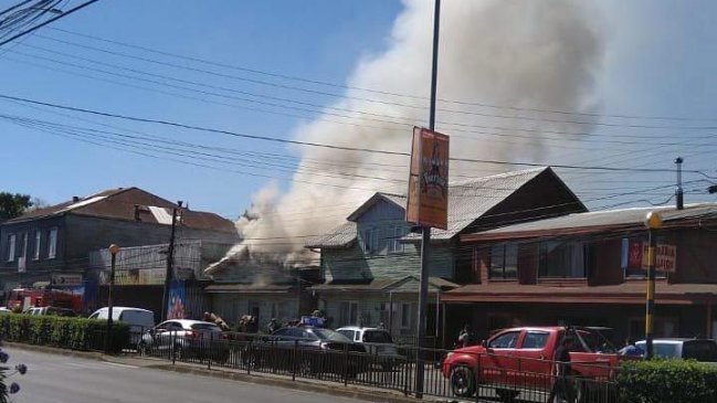 Incendio afectó a vivienda cercana a venta de neumáticos en Valdivia