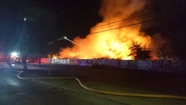 Incendio en depósito municipal de La Pintana moviliza a Bomberos