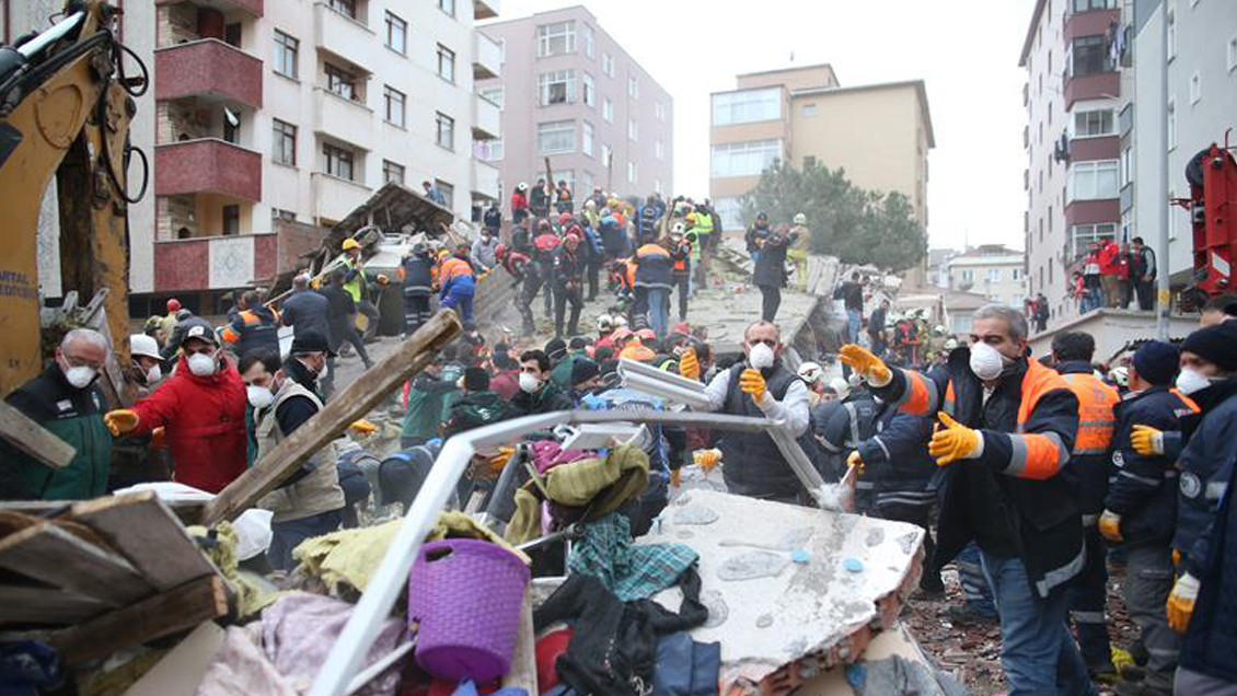 Turquía: Al menos 14 muertos tras derrumbe de un edificio en Estambul