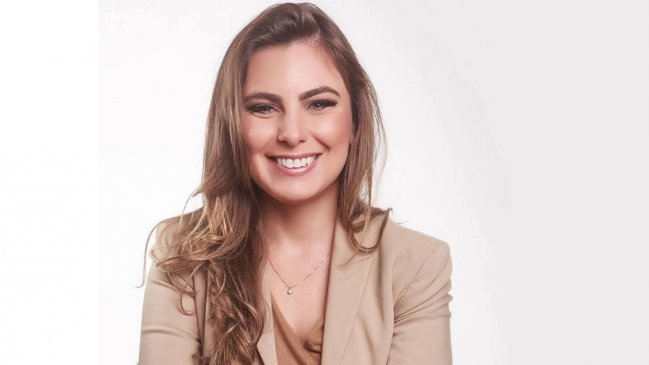 Diputada causó insólito revuelo con su escote en redes sociales