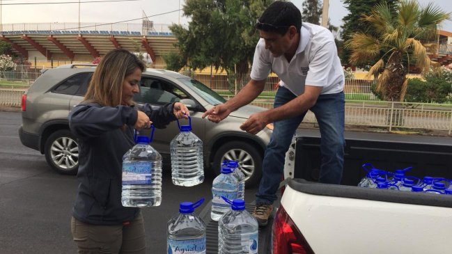 Realizan repartición de agua en pueblos de Arica afectados por las lluvias estivales