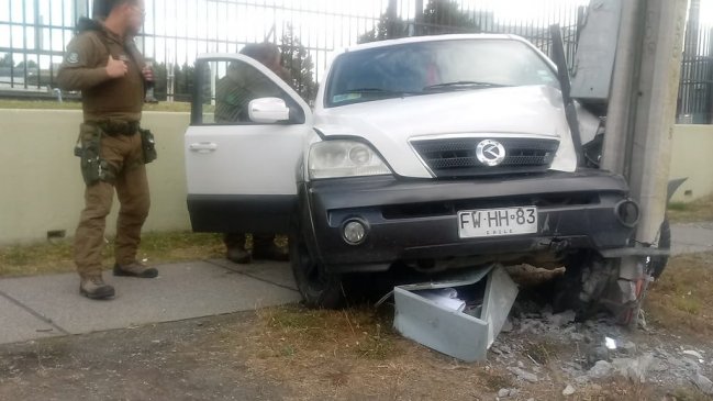 Conductor que quiso evadir control policial chocó con un poste en Punta Arenas