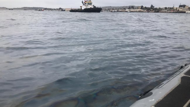 Mancha oleosa en la bahía de Quintero activó protocolos de emergencia