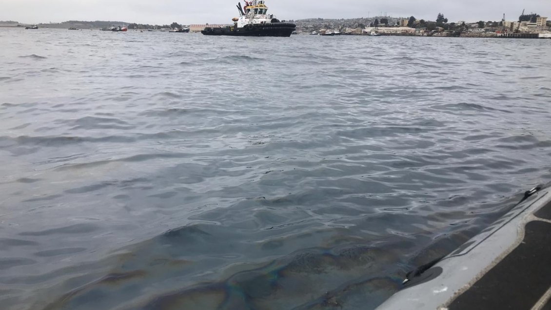 Mancha oleosa en la bahía de Quintero activó protocolos de emergencia