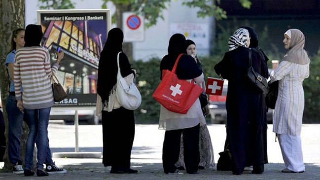  Funcionarios no podrán exhibir signos religiosos en Ginebra  