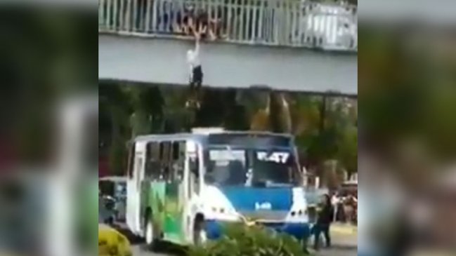 Chofer de microbús salvó con una simple maniobra a una joven que intentó suicidarse