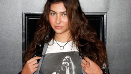  Hija de Chris Cornell honró a su padre con polera estampada con su rostro  