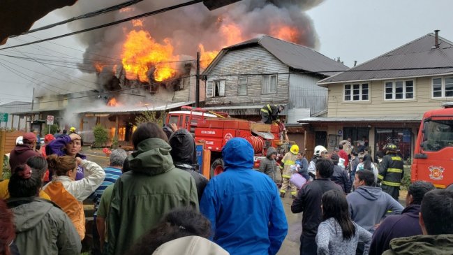 Gran incendio consume casas y locales comerciales en el centro de Panguipulli