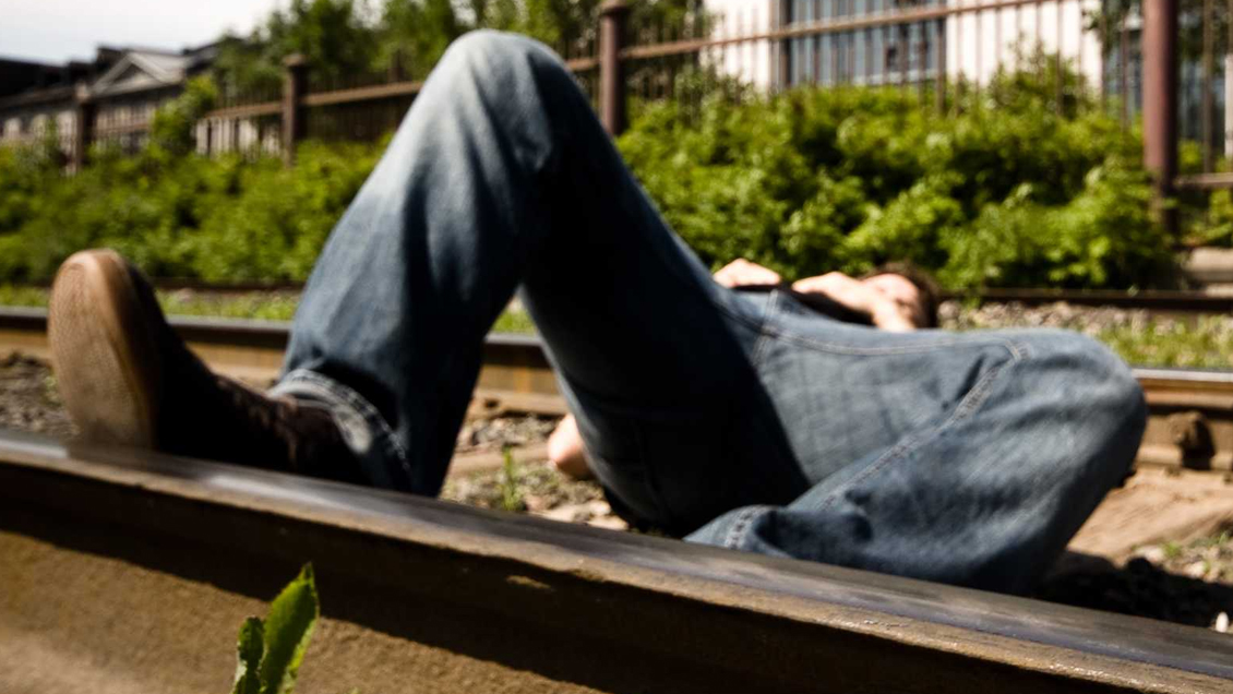 Más de 100 muertos en India por beber alcohol adulterado