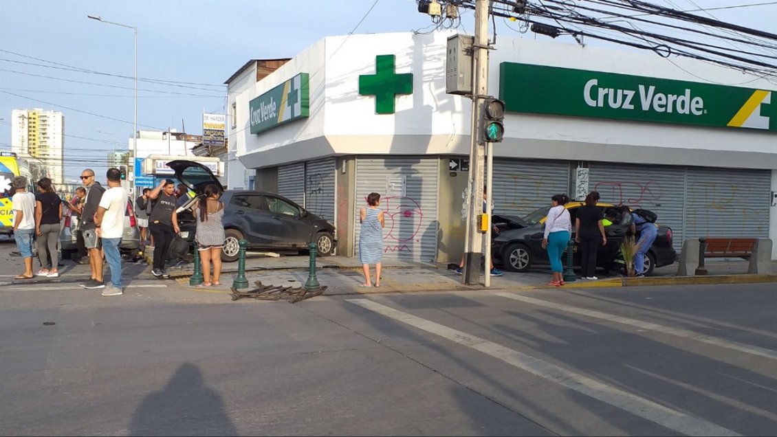 Dos vehículos quedaron incrustados en una farmacia tras colisión en Iquique