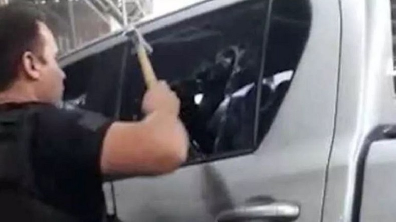 Dejó a su hijo de tres años encerrado en un auto: Sufrió taquicardia y deshidratación