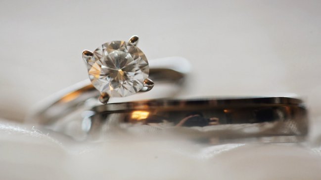 Condenan a turista que se tragó un diamante para robarlo