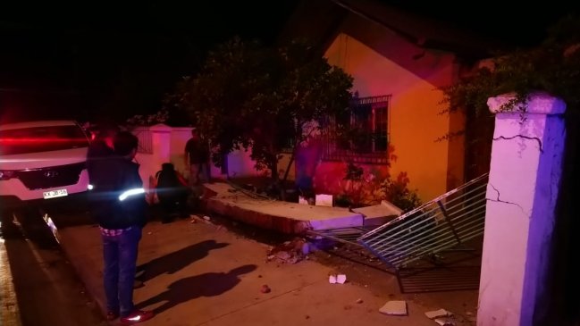 Conchalí: Delincuentes destruyeron muro perimetral de una casa tras chocar furgón robado