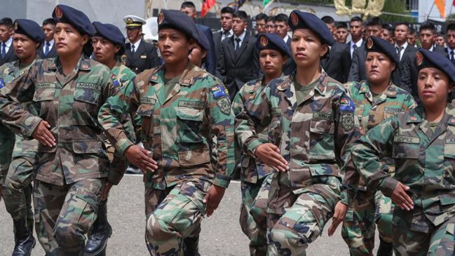 Se licencian las primeras mujeres del servicio militar boliviano