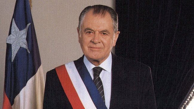 Presidente de RN tiene en su oficina una imagen autografiada de Patricio Aylwin