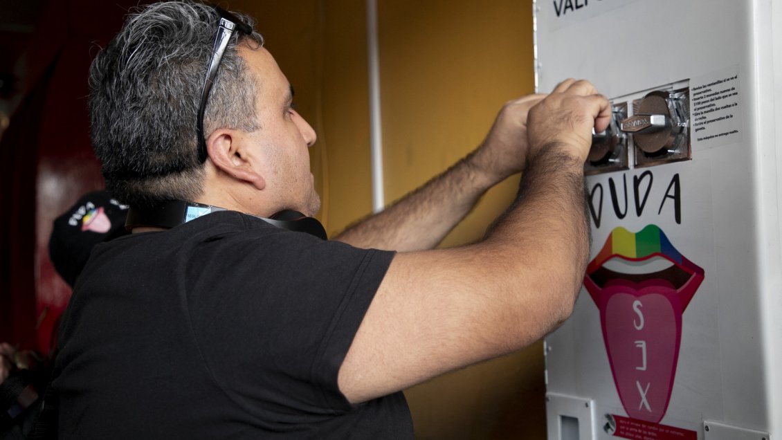 Municipalidad de Valparaíso instaló dispensador de condones en el terminal de buses