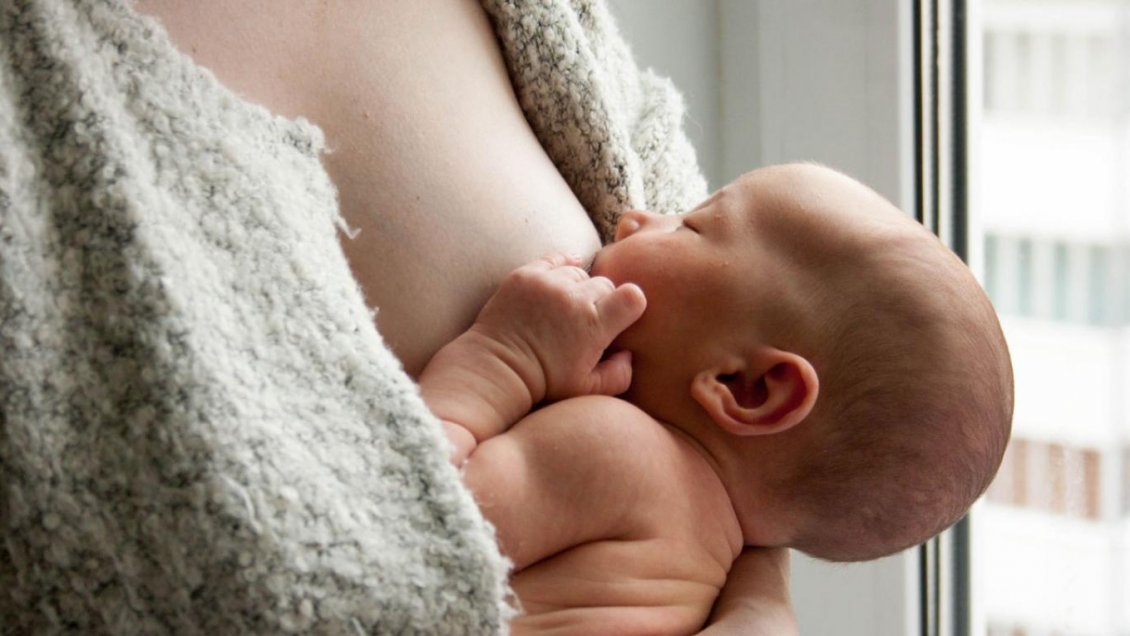 Diputadas escocesas podrán amamantar durante los debates