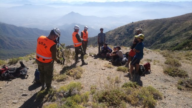 Rescatan a jóvenes extraviados desde cerro Chorro de la Vieja en Mostazal