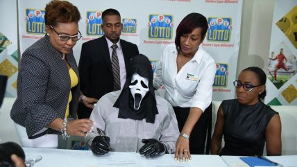  Usó un disfraz para cobrar premio de la lotería  