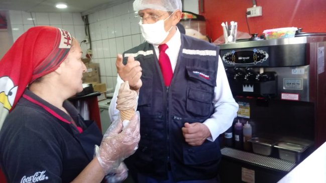 Sumario sanitario, decomisos y observaciones dejó fiscalización a heladerías de Talca
