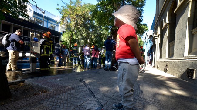 Absoluta admiración: La tierna imagen de un niño observando el trabajo de Bomberos