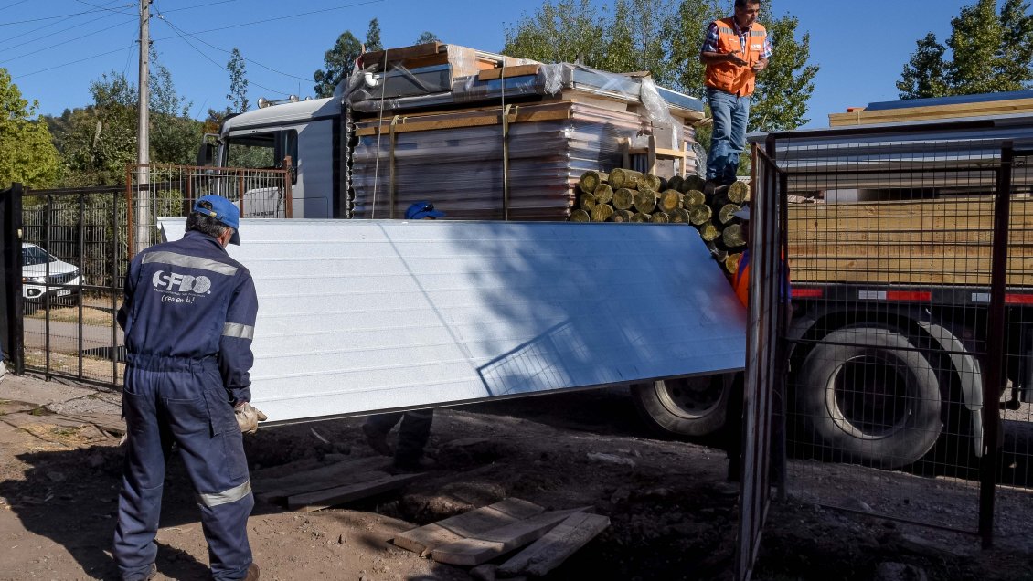 Entregan viviendas de emergencia a afectados por incendio en San Fernando