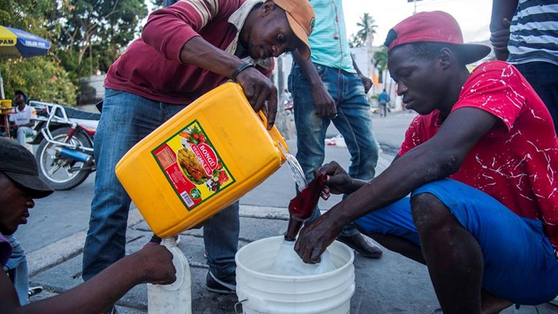 Haitianos salen en busca de comida y agua en medio de tensión política