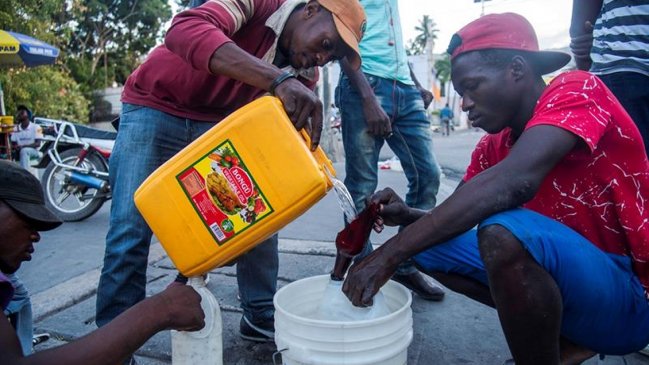 Haitianos salen en busca de comida y agua en medio de tensión política