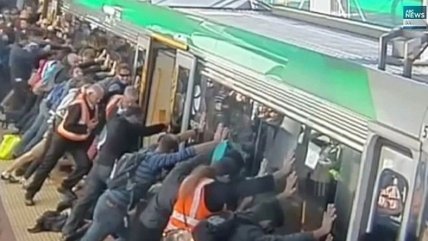   Dramático rescate: Pasajeros levantaron tren para salvar a hombre que quedó atrapado 