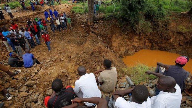  Rescatan con vida a ocho mineros atrapados en Zimbabue  