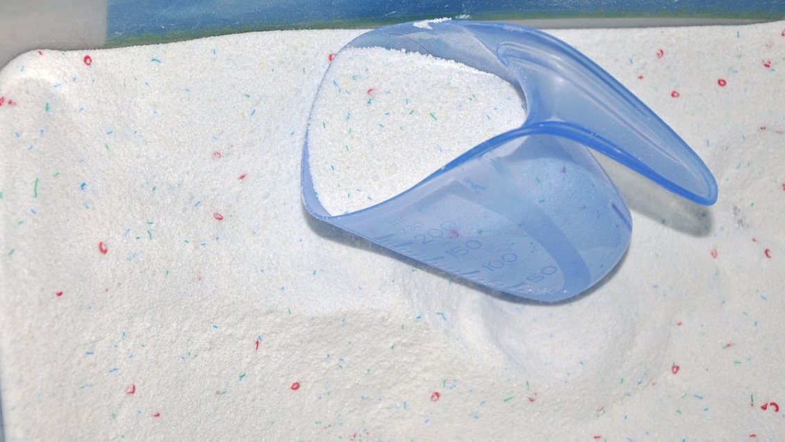 Estudio advierte que químicos en artículos de limpieza contaminan más que autos