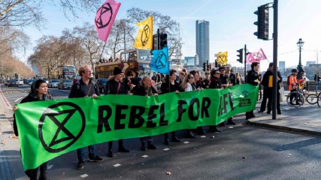 Ecologistas interrumpen la Semana de la Moda de Londres con corte de calles