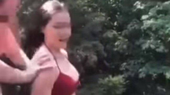 Joven empujada de un puente por amiga: 