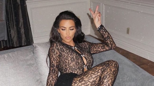 Kim Kardashian volvió a sorprender con sensual atuendo
