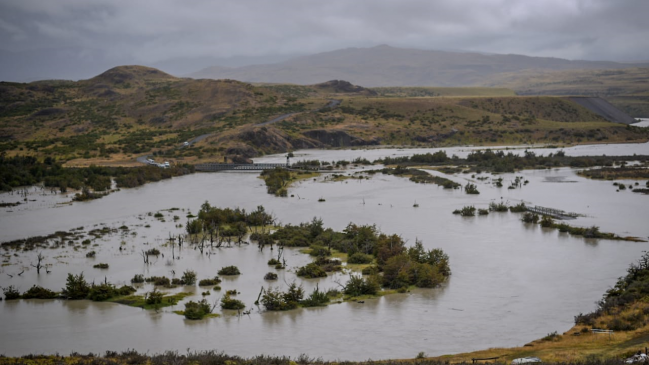 Continúa alerta roja en Torres del Paine tras desborde de río