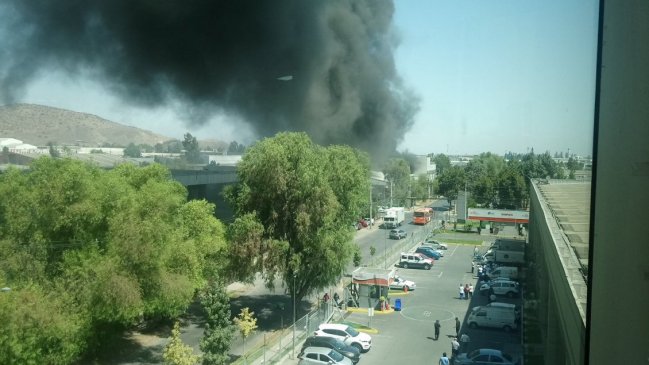 Bomberos combate incendio de empresa en Quilicura