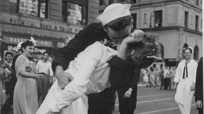 Murió el marinero que protagonizó una de las fotos más famosas de un beso