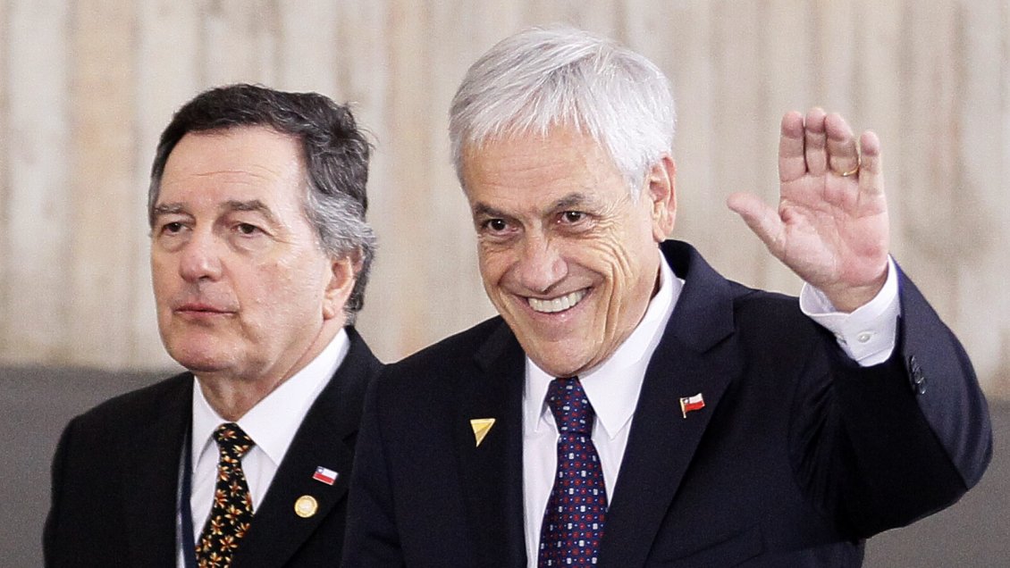 Senadores, ex ministros y embajadores: 