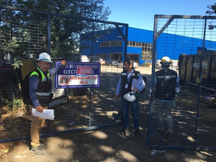 Clausuran empresa de reciclaje por incumplimiento sanitario en Chillán Viejo