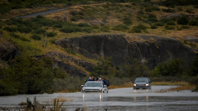 Onemi mantiene la alerta roja en Torres del Paine tras desborde de río