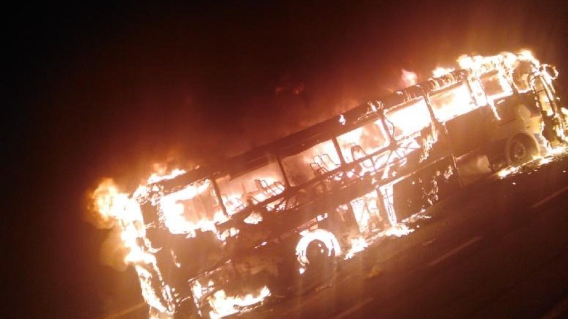Bus con 45 personas se incendió en plena Ruta 5 Norte