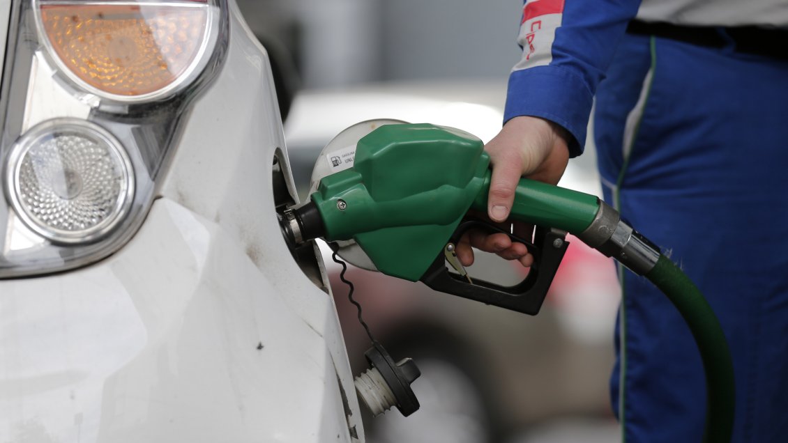 Precios de las bencinas completan baja de 100 pesos este jueves