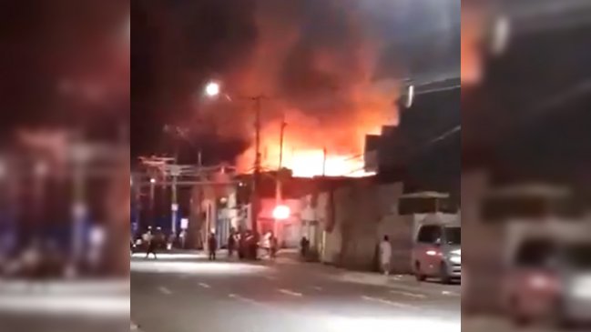 Incendio afecta al casco antiguo de Iquique