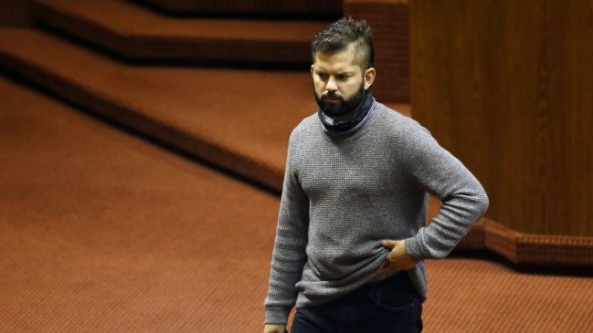 Frente Amplio se suma a críticas al viaje de Piñera: 