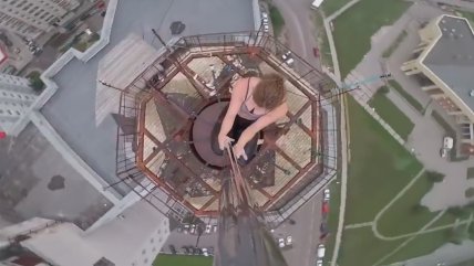   Pole dance extremo: Valiente mujer bailó el caño en la cima de un edificio 