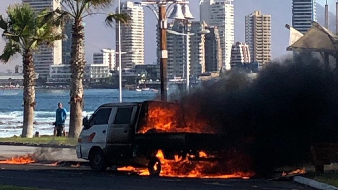 Camioneta se incendió en el borde costero de Iquique