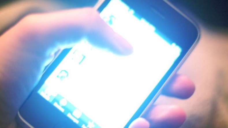 Mujer sufrió daño irreparable por mirar su celular en brillo máximo