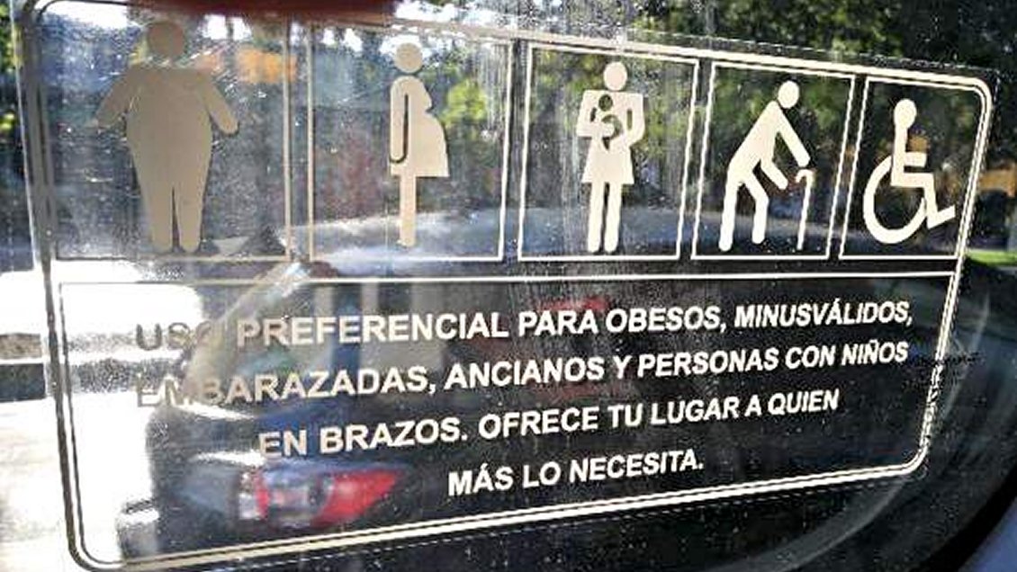 Aclaran origen de cartel del Transantiago que sugiere ceder asiento a 