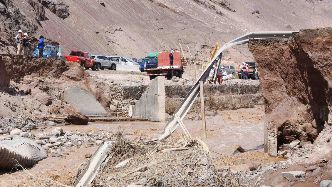 Anuncian millonaria inversión para reconstrucción vial de Arica y Parinacota tras fuertes lluvias